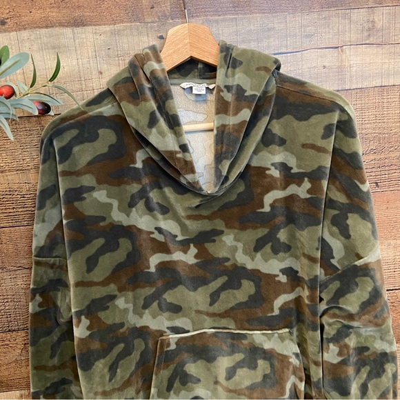 Crushed Velvet Hoodie Camouflage Kangaroo Pocket by AEO - Picture 3 of 11